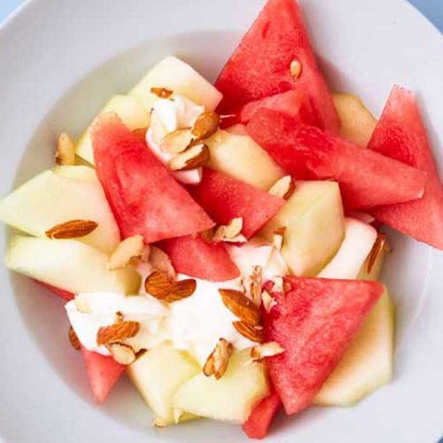 High-protein breakfast bowl with melon and yoghurt