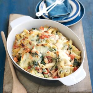 Smoked salmon, leek and spinach pasta bake